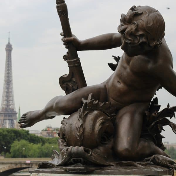 Amour de bronze du pont Alexandre III, la tour Eiffel en arrière-plan